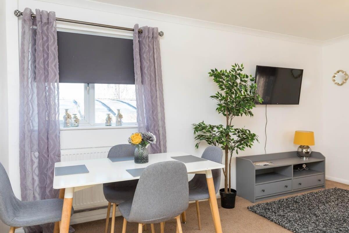 19A The Broadwalk - Cozy 1Br In The Heart Of Crawley Near Gatwick Airport Great For Contractors And Flight Crew Students Villa Exterior photo