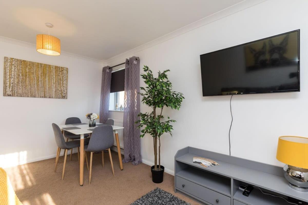 19A The Broadwalk - Cozy 1Br In The Heart Of Crawley Near Gatwick Airport Great For Contractors And Flight Crew Students Villa Exterior photo